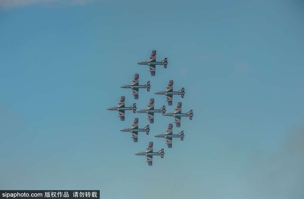 意大利“三色箭”特技飛行表演隊上演空中芭蕾 慶祝圣尼古拉斯節來臨