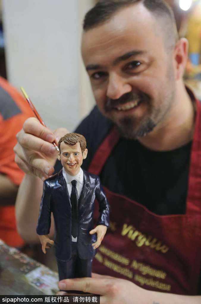 馬克龍當(dāng)選法國(guó)總統(tǒng) 意大利工匠制作手工雕像栩栩如生