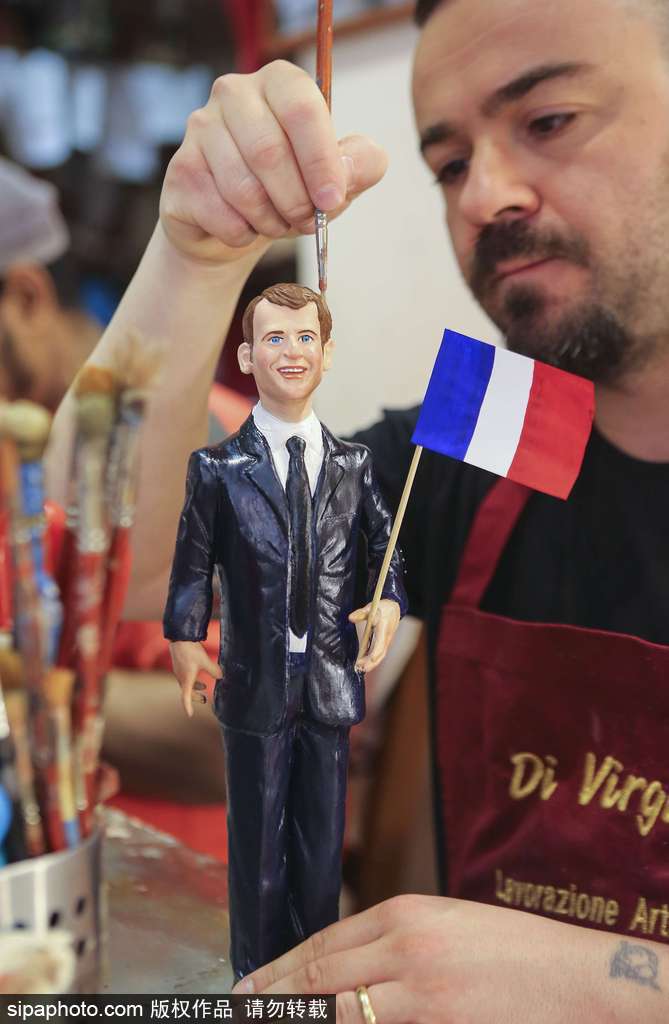 馬克龍當(dāng)選法國(guó)總統(tǒng) 意大利工匠制作手工雕像栩栩如生