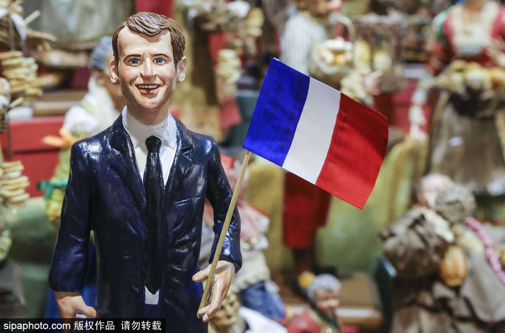 馬克龍當(dāng)選法國總統(tǒng) 意大利工匠制作手工雕像栩栩如生