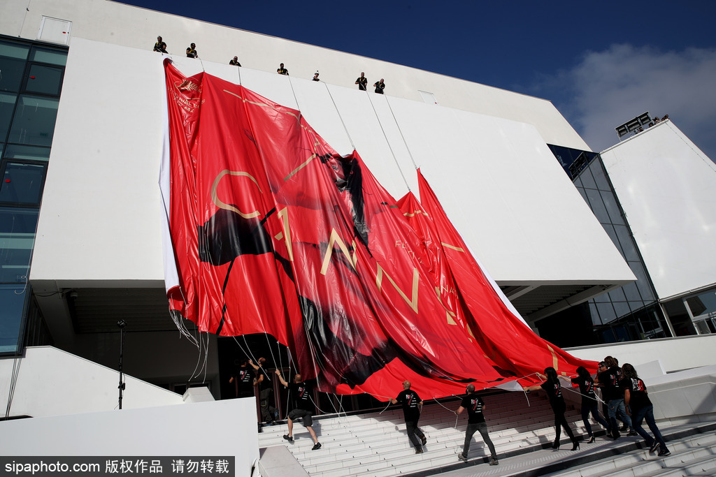 70屆戛納電影節(jié)前瞻準(zhǔn)備 巨幅海報(bào)懸掛完畢