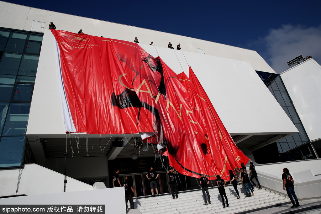 70屆戛納電影節前瞻準備 巨幅海報懸掛完畢