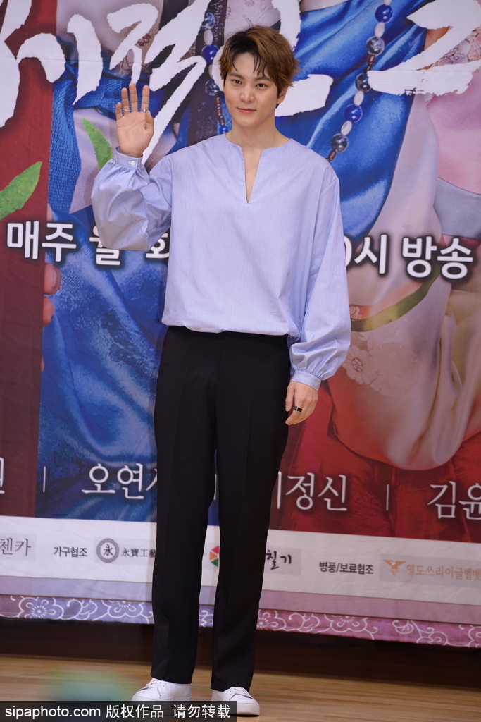 韓劇《我的野蠻女友》發布會 元氣美男周元被女星包圍賣萌