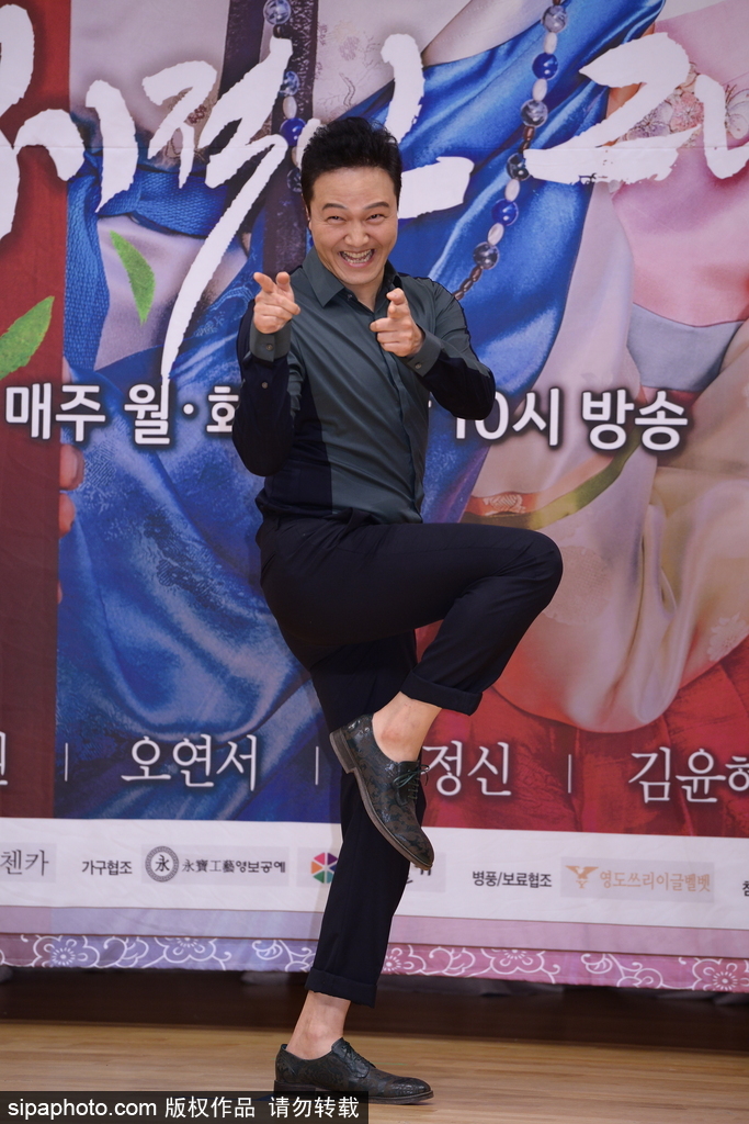 韓劇《我的野蠻女友》發布會 元氣美男周元被女星包圍賣萌