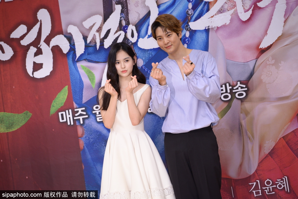 韓劇《我的野蠻女友》發布會 元氣美男周元被女星包圍賣萌