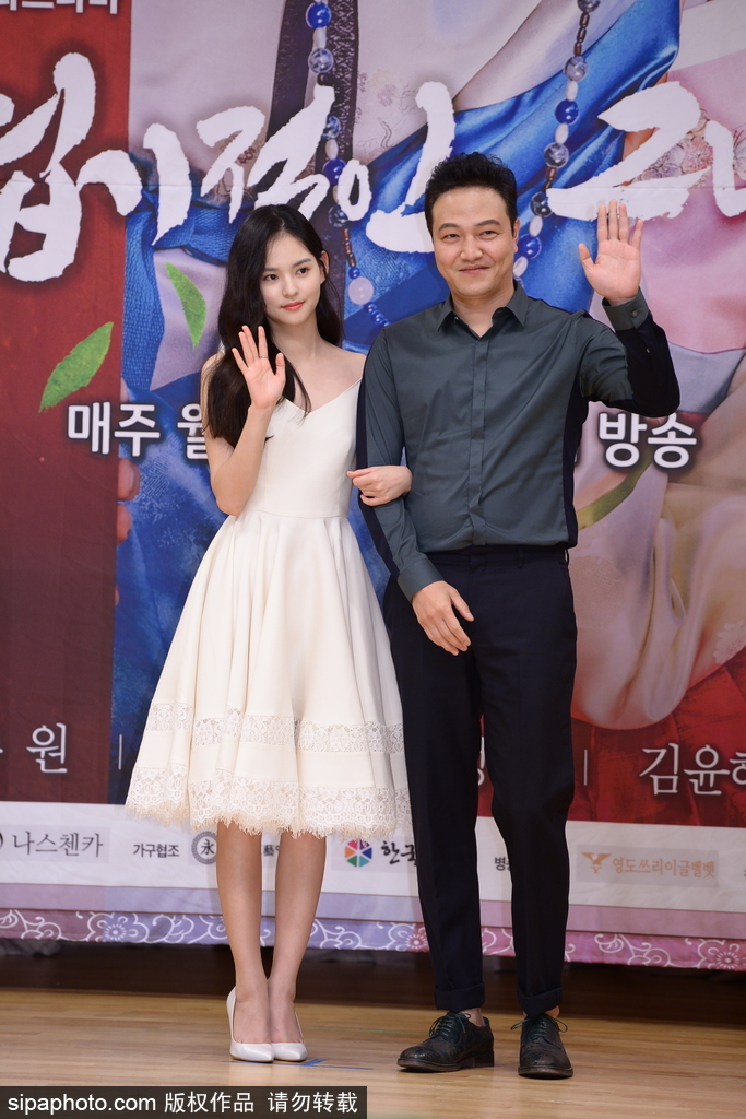 韓劇《我的野蠻女友》發布會 元氣美男周元被女星包圍賣萌