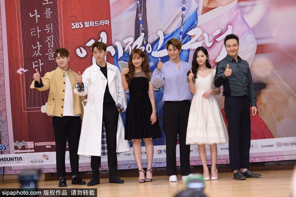 韓劇《我的野蠻女友》發布會 元氣美男周元被女星包圍賣萌