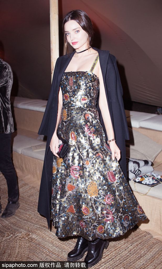 可兒一襲絲質(zhì)禮裙現(xiàn)身時(shí)尚派對(duì) 翩翩起舞謀殺菲林