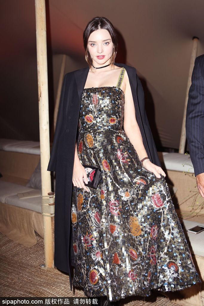 可兒一襲絲質(zhì)禮裙現(xiàn)身時(shí)尚派對(duì) 翩翩起舞謀殺菲林