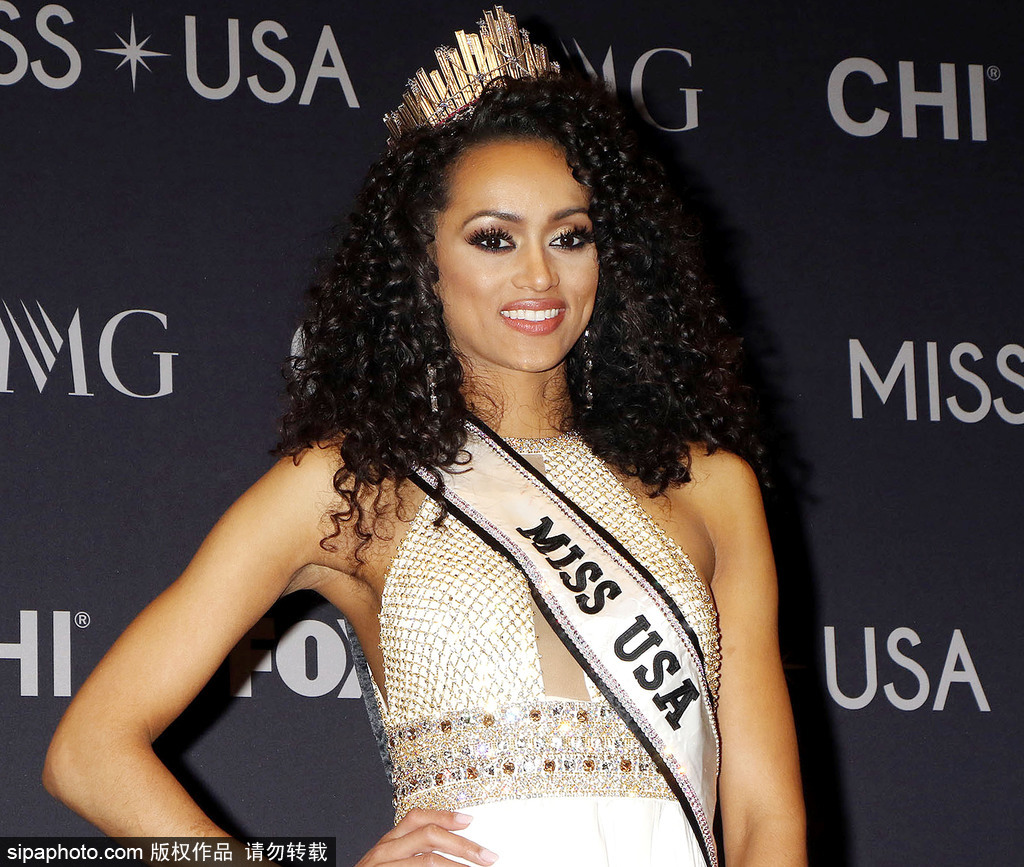 2017美國小姐冠軍出席發布會 一襲白色長裙性感優雅