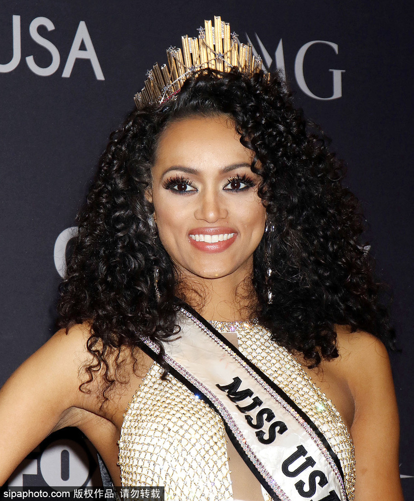 2017美國小姐冠軍出席發布會 一襲白色長裙性感優雅