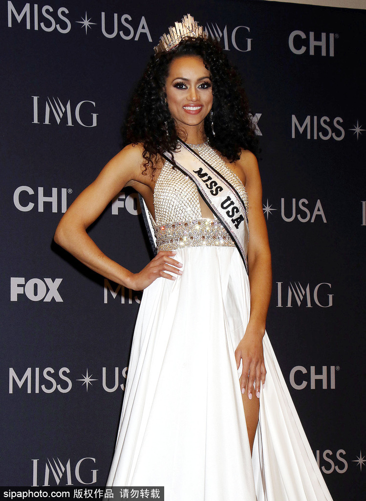 2017美國小姐冠軍出席發(fā)布會(huì) 一襲白色長裙性感優(yōu)雅