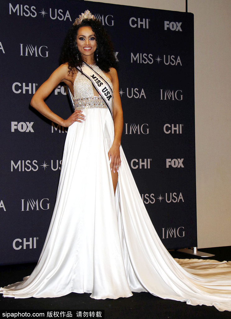 2017美國(guó)小姐冠軍出席發(fā)布會(huì) 一襲白色長(zhǎng)裙性感優(yōu)雅