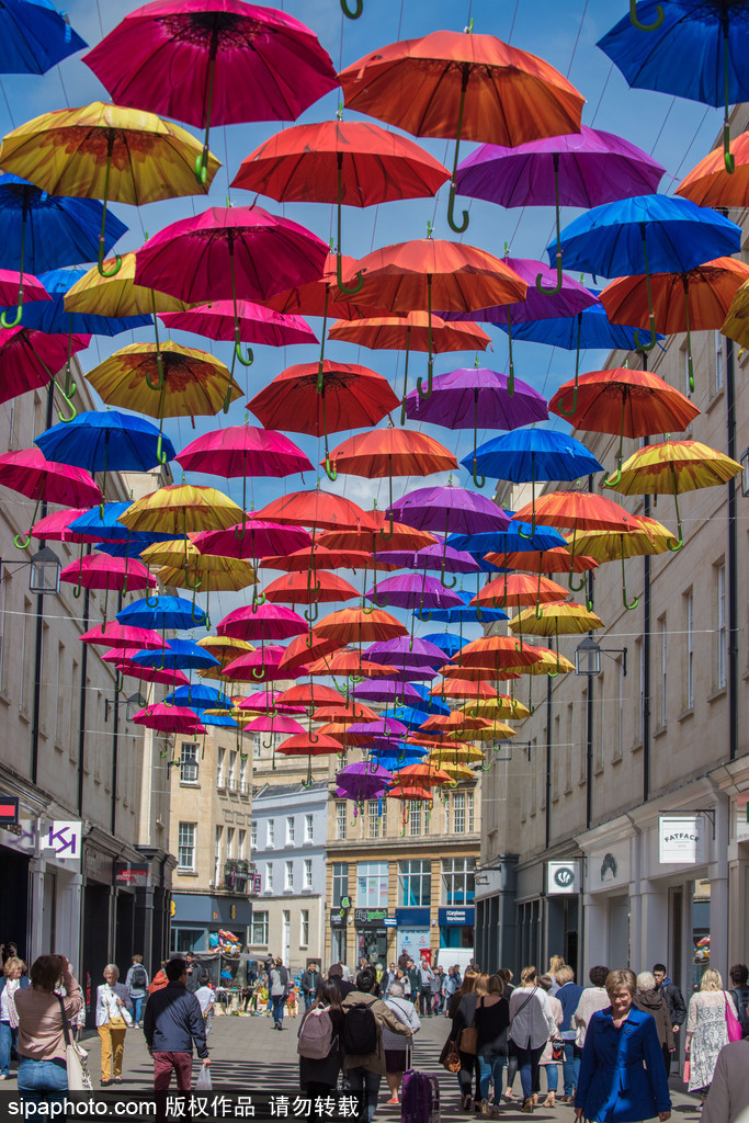 英國(guó)巴思街道懸掛多彩雨傘 色彩明亮裝點(diǎn)城市