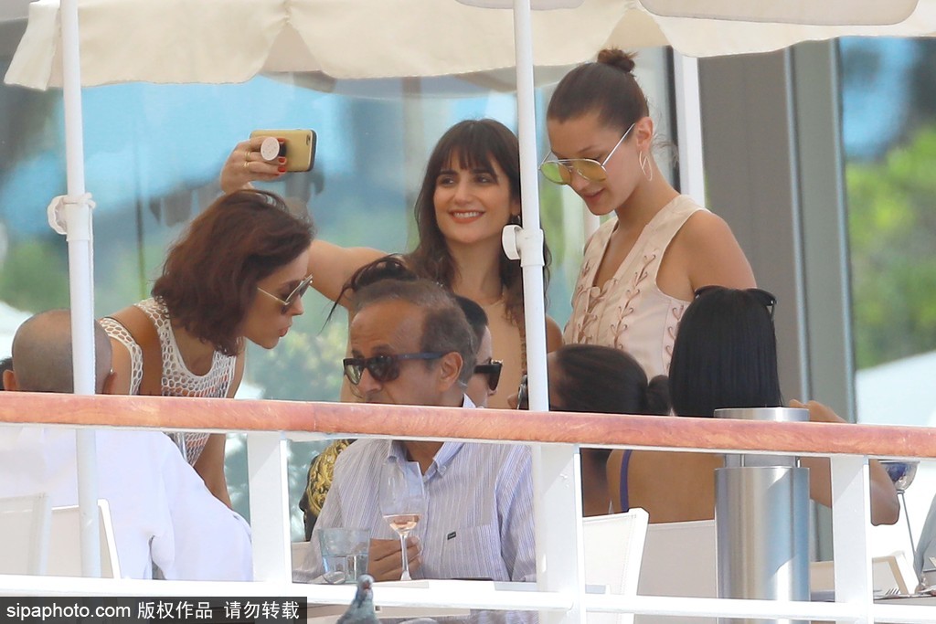 70屆戛納：貝拉·哈迪德白衣現身悠閑喝飲料與友人開心熱聊