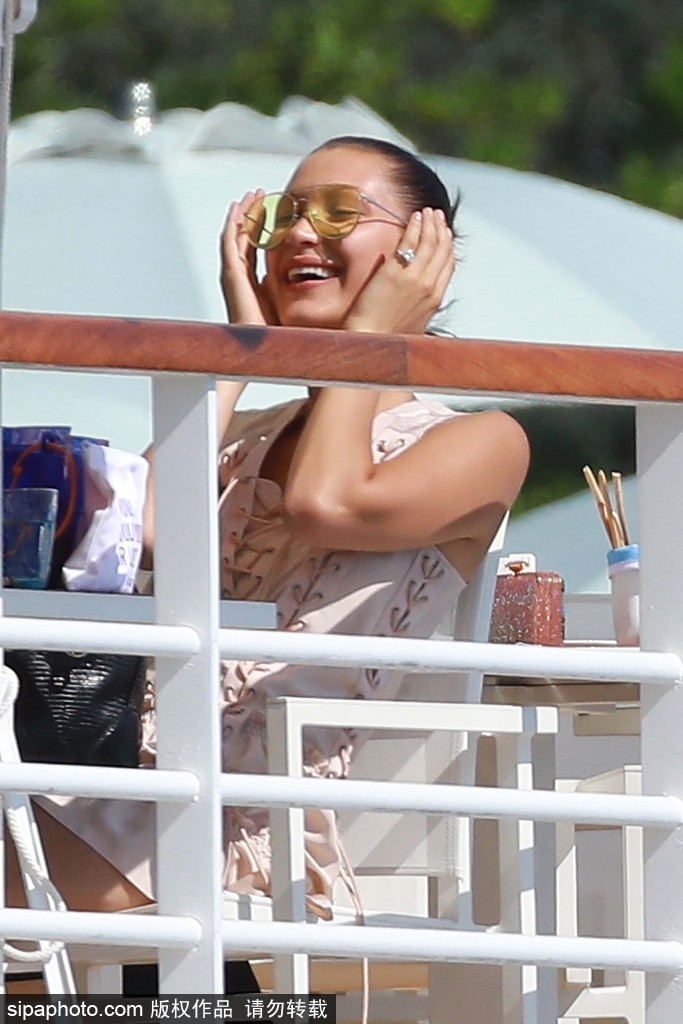 70屆戛納：貝拉·哈迪德白衣現身悠閑喝飲料與友人開心熱聊