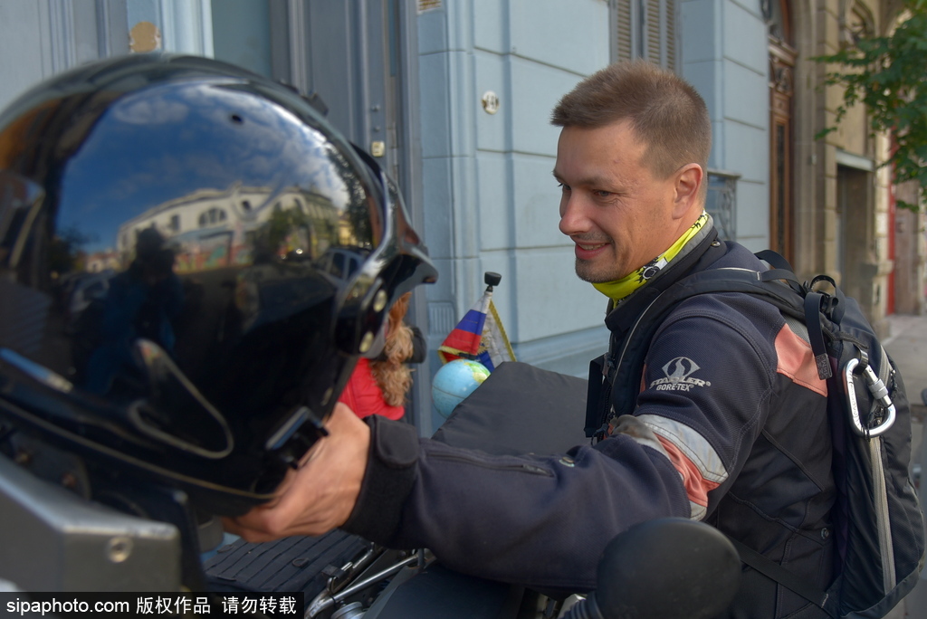 住在摩托車上的環(huán)球旅行 俄羅斯旅行家穿行62個(gè)國家