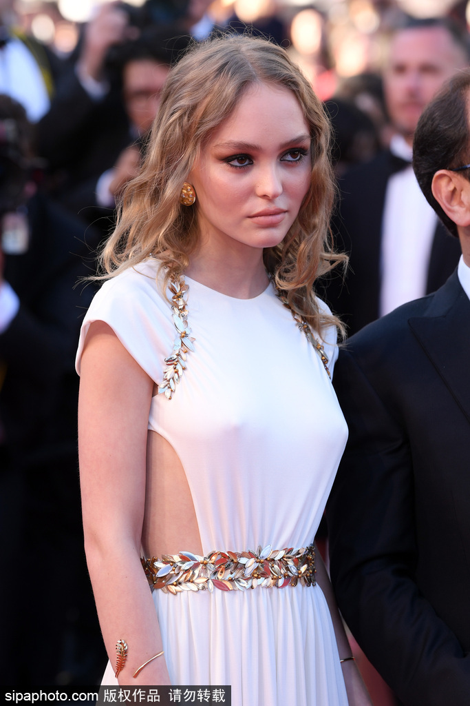 70屆戛納：德普愛(ài)女莉莉紅毯亮相 眼神犀利深得老爸真?zhèn)?/></p>

<p>當(dāng)?shù)貢r(shí)間2017年5月17日，法國(guó)戛納，第70屆戛納電影節(jié)開(kāi)幕式暨開(kāi)幕影片《伊斯梅爾的幽魂》首映紅毯，德普愛(ài)女Lily-Rose Depp身著白色分割裙亮相。</p>
</div>

<div width=