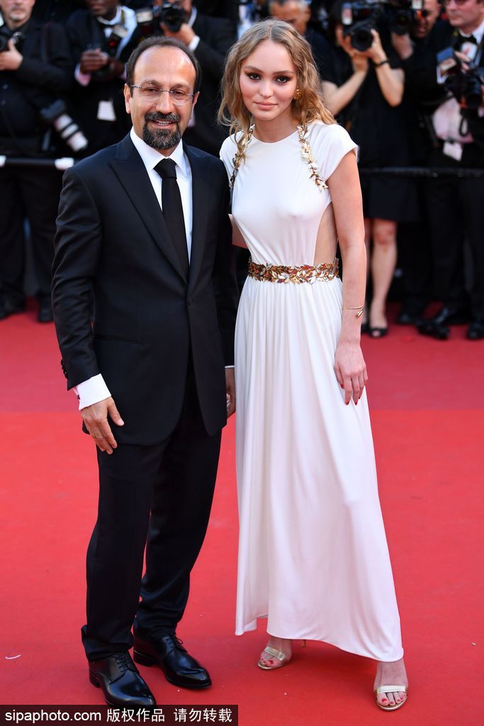 70屆戛納：德普愛女莉莉紅毯亮相 眼神犀利深得老爸真傳