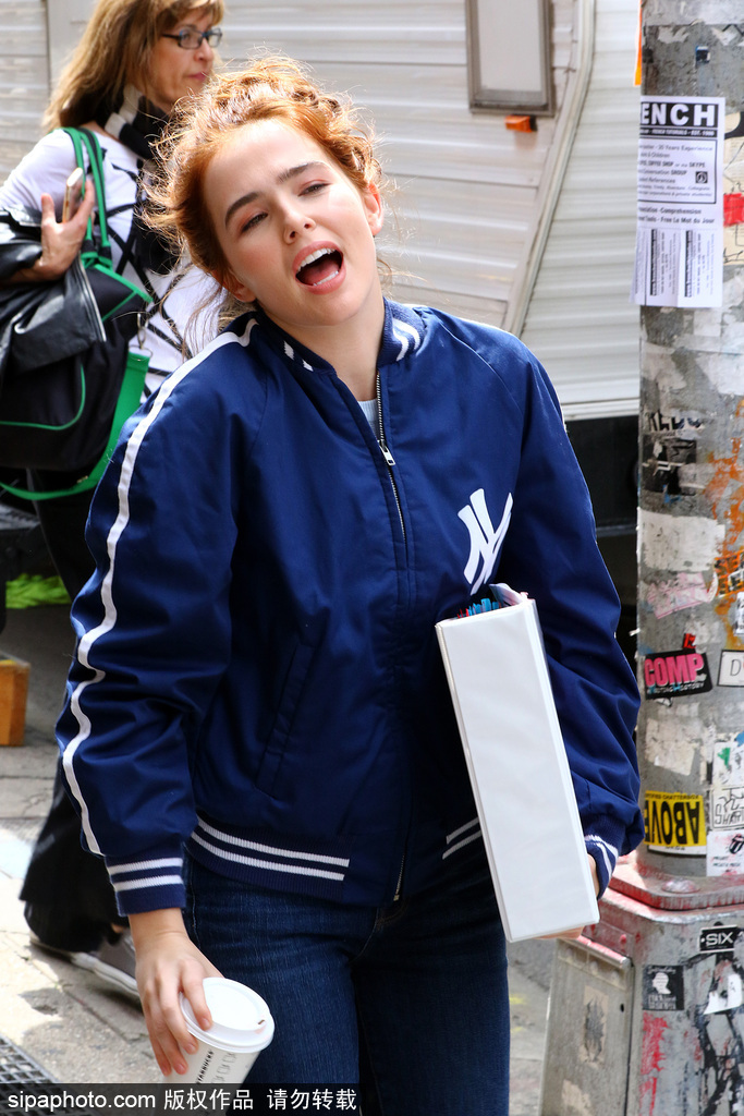 萬惡的抓拍！鏡頭中的90后氣質(zhì)美女佐伊·達(dá)奇顏值崩塌表情瘋癲