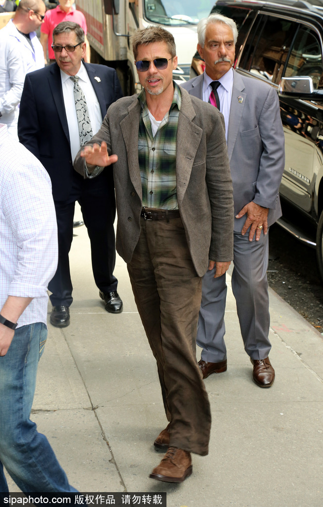 愛上復古風？布拉德·皮特示范懷舊風穿搭