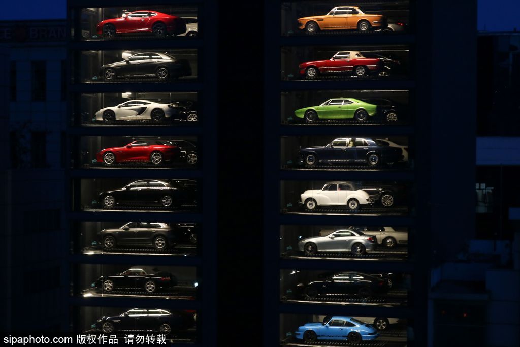 投幣買(mǎi)豪車！新加坡現(xiàn)世界最高汽車自動(dòng)售貨機(jī)達(dá)15層樓