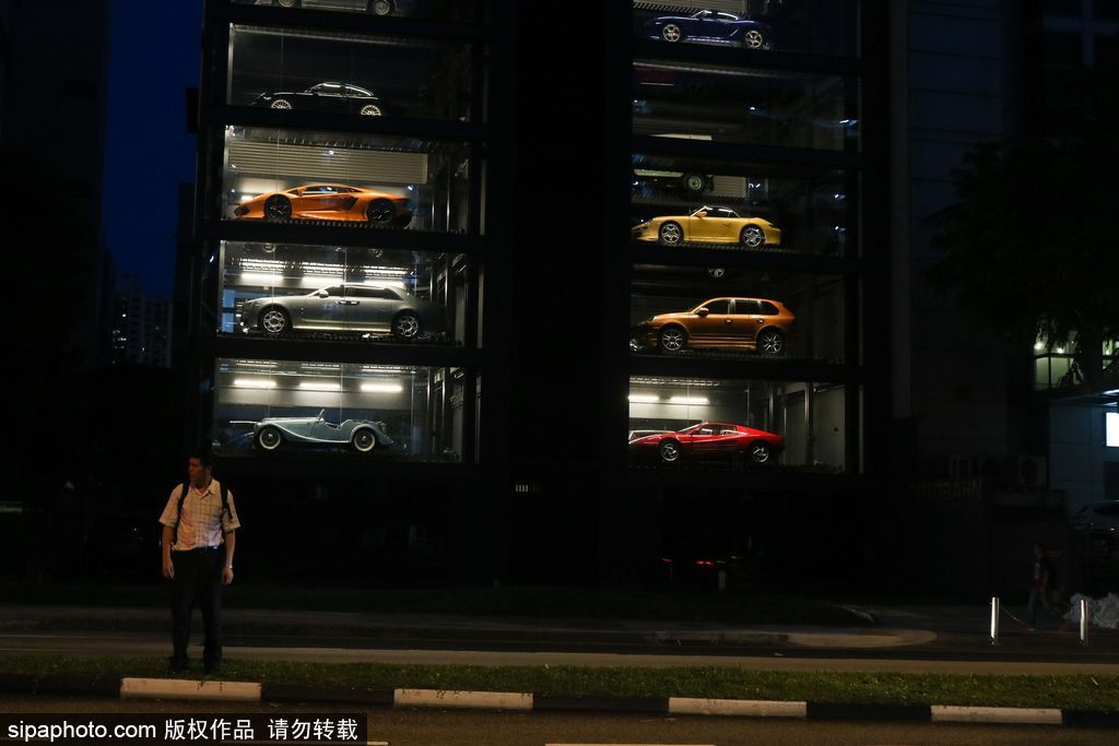投幣買豪車！新加坡現(xiàn)世界最高汽車自動售貨機(jī)達(dá)15層樓