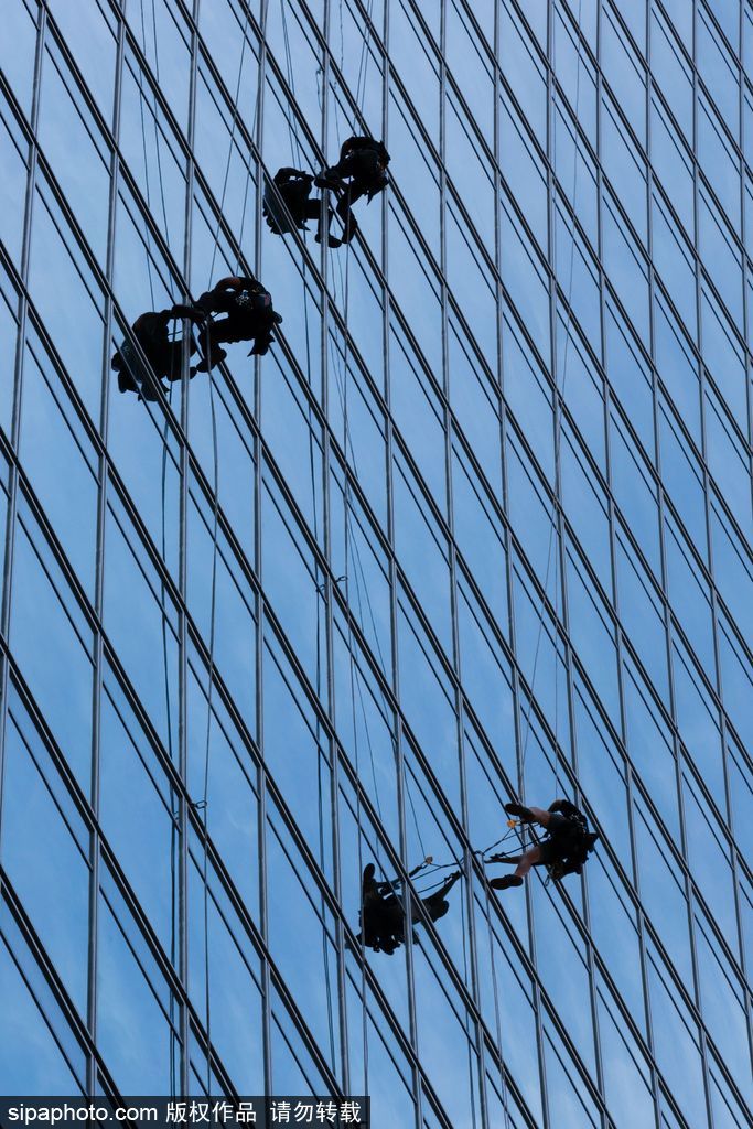 摩天大廈“行走者” 英國工人進行“對講機大樓”外壁檢查