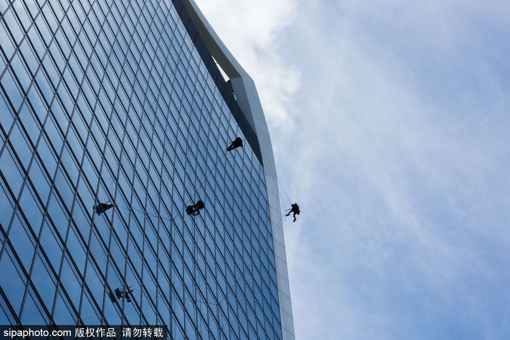 摩天大廈“行走者” 英國工人進行“對講機大樓”外壁檢查