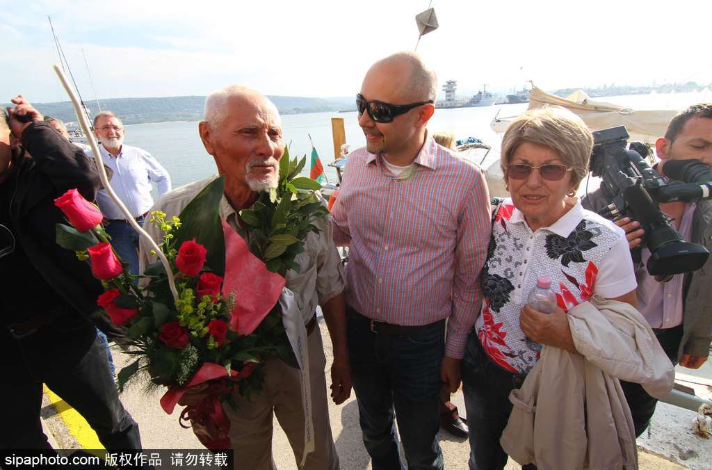 別再拿年齡當借口 八旬老人獨自完成環球航行像“英雄”一樣歸來