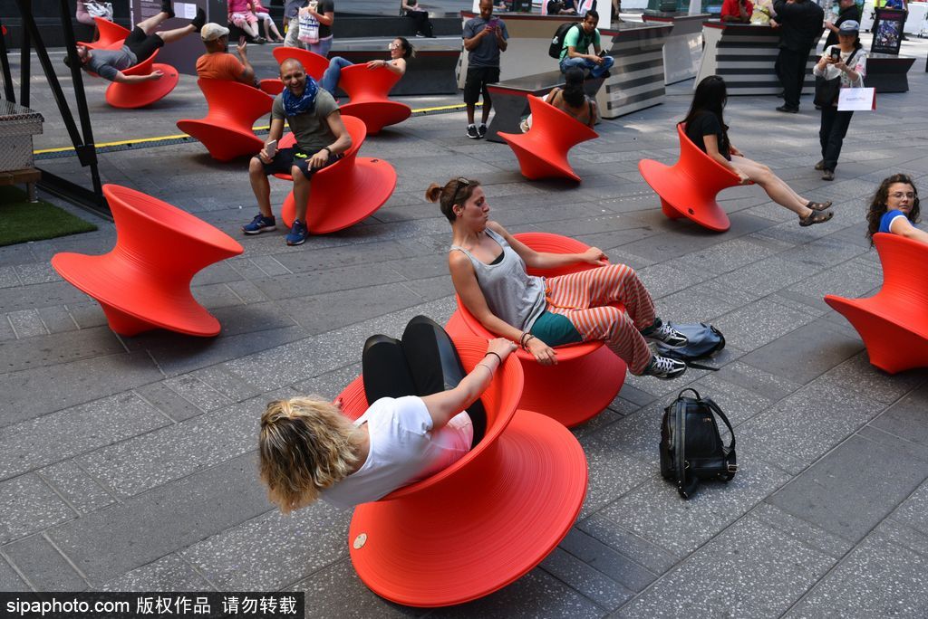 紐約時(shí)代廣場(chǎng)變歡樂海洋 民眾爭(zhēng)先體驗(yàn)陀螺椅