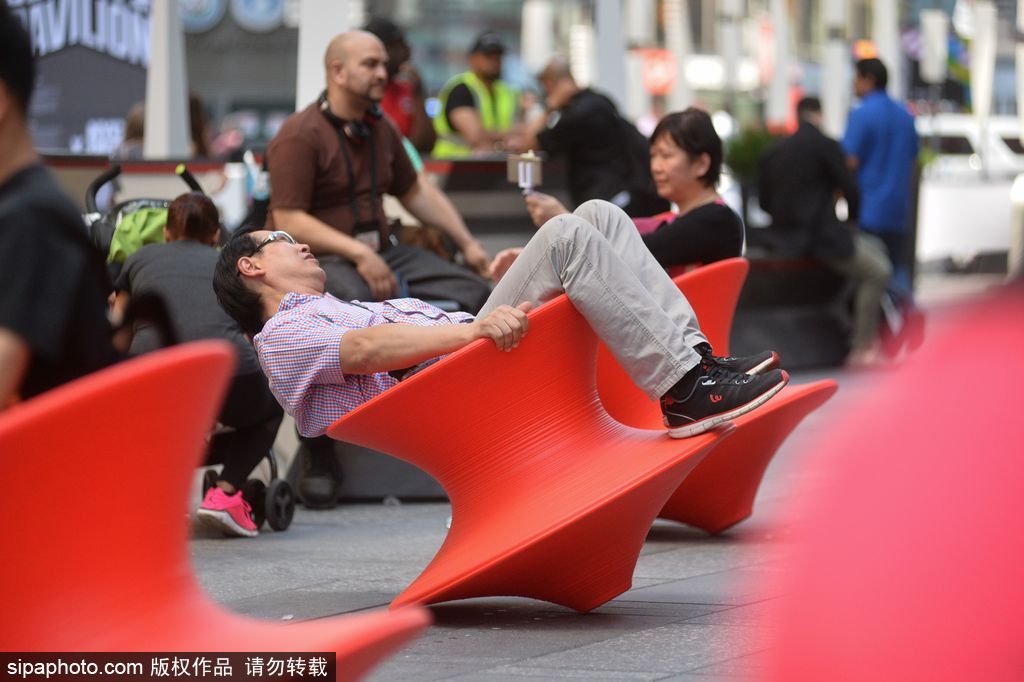 紐約時(shí)代廣場(chǎng)變歡樂(lè)海洋 民眾爭(zhēng)先體驗(yàn)陀螺椅