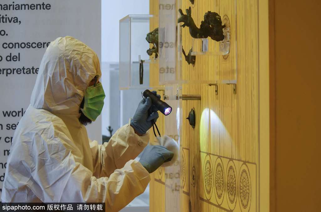 公元前6世紀龐貝古城文物被盜 調(diào)查人員現(xiàn)場勘查