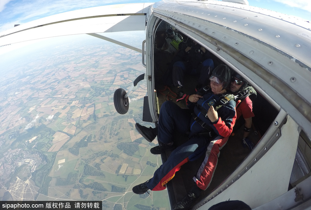 為了跳傘英國女子下決心減肥 終與75歲母親完成夢想