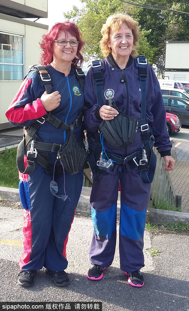 為了跳傘英國女子下決心減肥 終與75歲母親完成夢(mèng)想