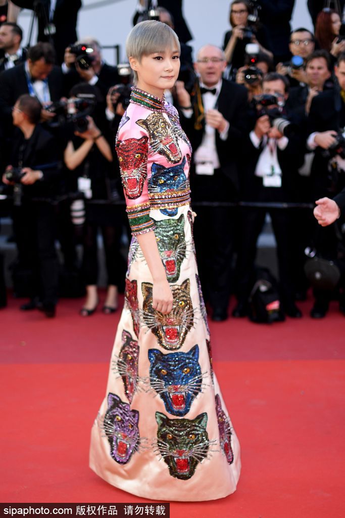 李宇春再次亮相戛納電影節 復古旗袍被評最佳著裝