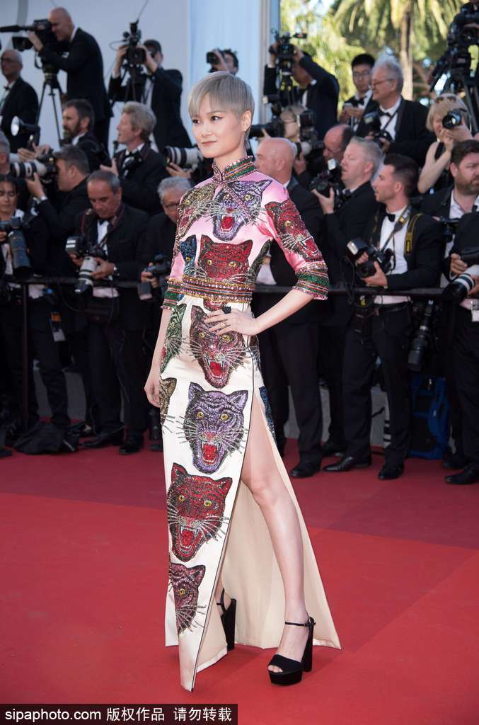 李宇春再次亮相戛納電影節(jié) 復(fù)古旗袍被評(píng)最佳著裝