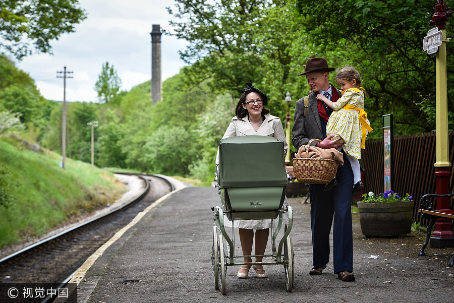 英國小鎮辦復古趴 情侶擁吻展示戰爭歲月另類愛情