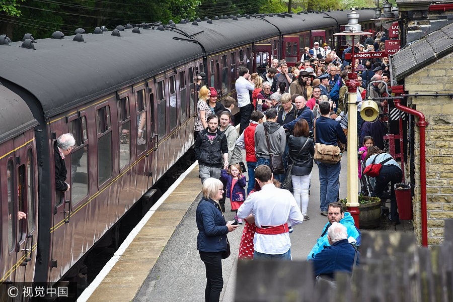 英國(guó)小鎮(zhèn)辦復(fù)古趴 情侶擁吻展示戰(zhàn)爭(zhēng)歲月另類愛(ài)情