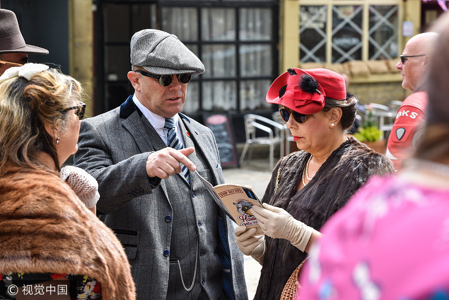 英國小鎮(zhèn)辦復(fù)古趴 情侶擁吻展示戰(zhàn)爭歲月另類愛情