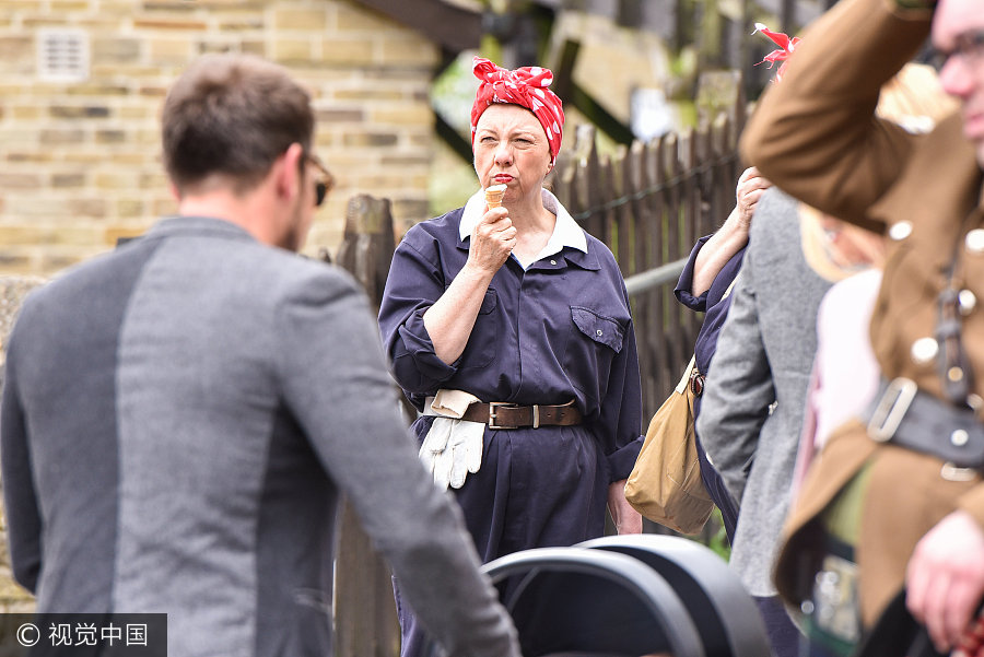 英國小鎮(zhèn)辦復(fù)古趴 情侶擁吻展示戰(zhàn)爭歲月另類愛情