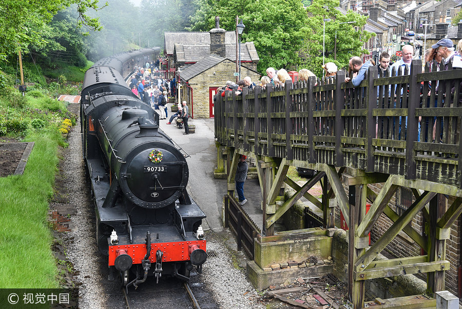 英國小鎮(zhèn)辦復(fù)古趴 情侶擁吻展示戰(zhàn)爭歲月另類愛情