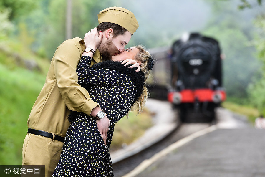 英國小鎮辦復古趴 情侶擁吻展示戰爭歲月另類愛情