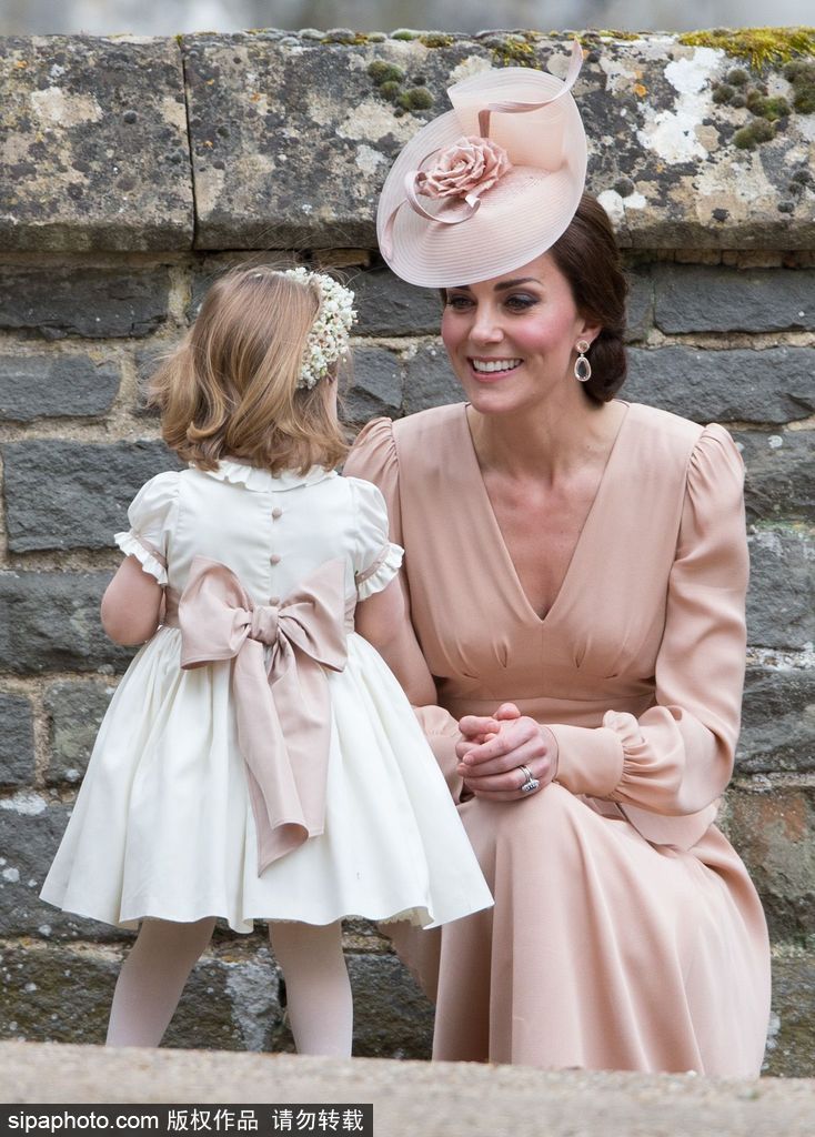 妹妹結婚凱特王妃忙壞了 照顧倆萌娃場面溫馨有愛