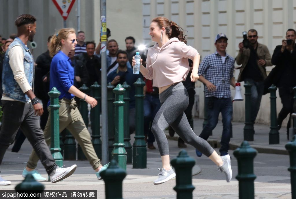 “灰姑娘”莉莉·詹姆斯片場穿運動裝跑步秀蠻腰