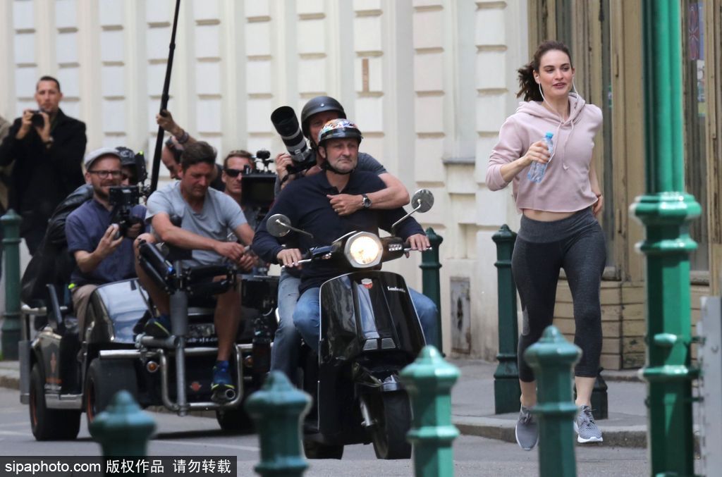 “灰姑娘”莉莉·詹姆斯片場穿運(yùn)動裝跑步秀蠻腰