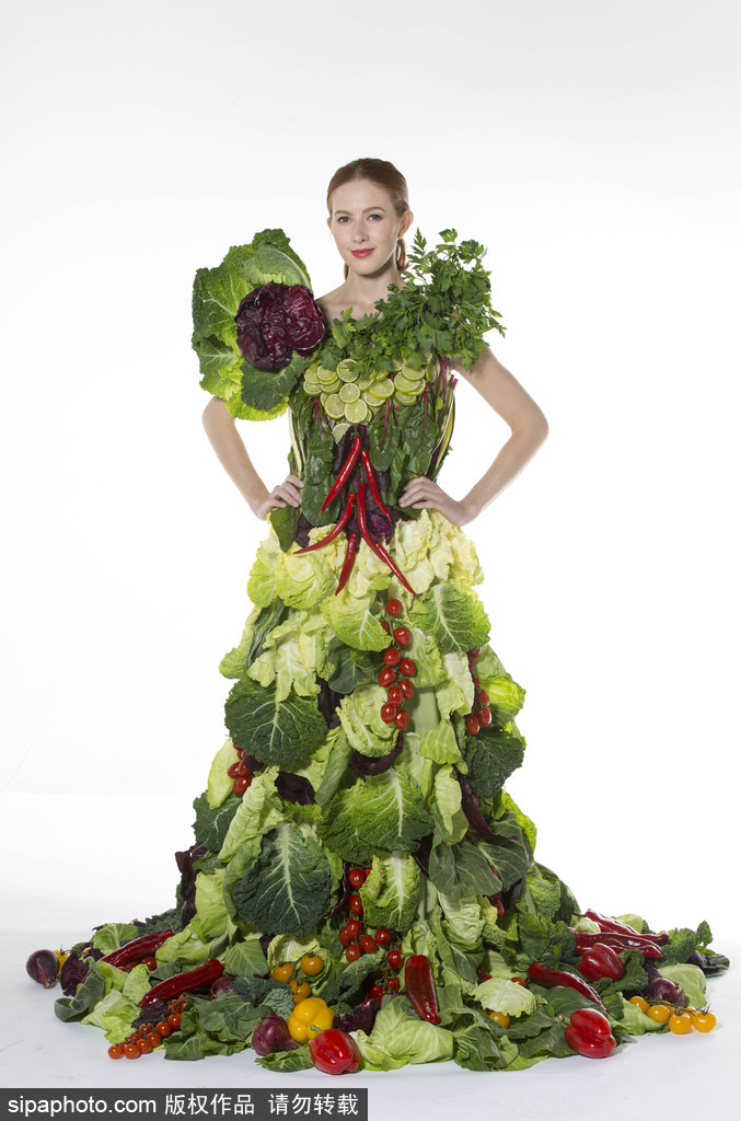 時尚bug沖擊！ 英國模特展示沙拉材料制成服裝