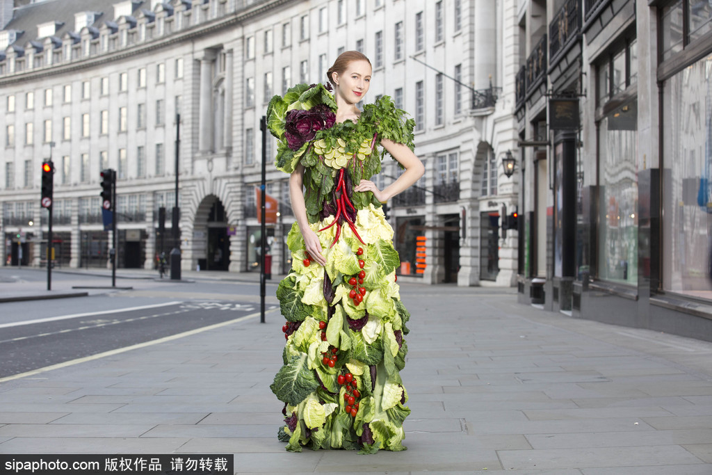 時尚bug沖擊！ 英國模特展示沙拉材料制成服裝