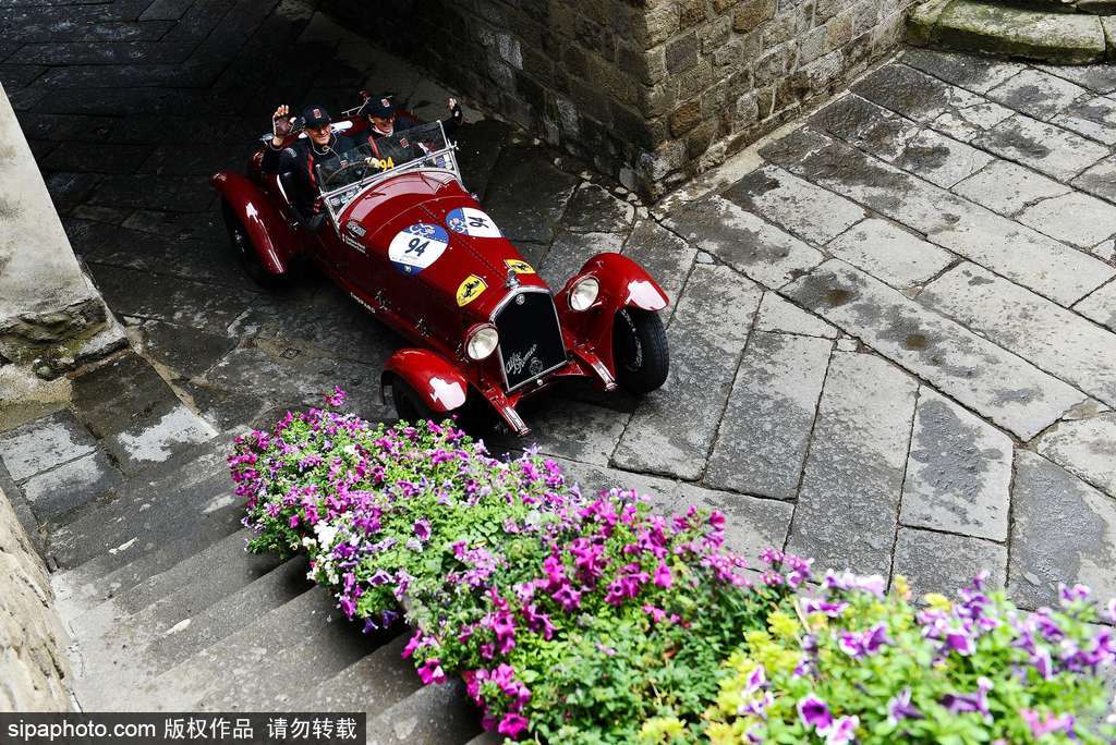 意大利小鎮上演“1000 Miles”老爺車賽 各式各樣重溫經典