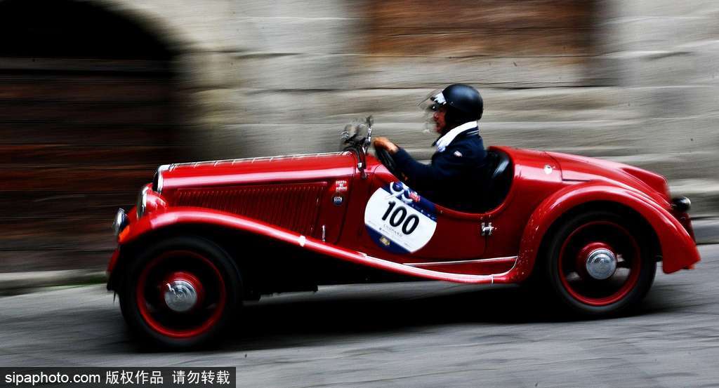 意大利小鎮(zhèn)上演“1000 Miles”老爺車(chē)賽 各式各樣重溫經(jīng)典